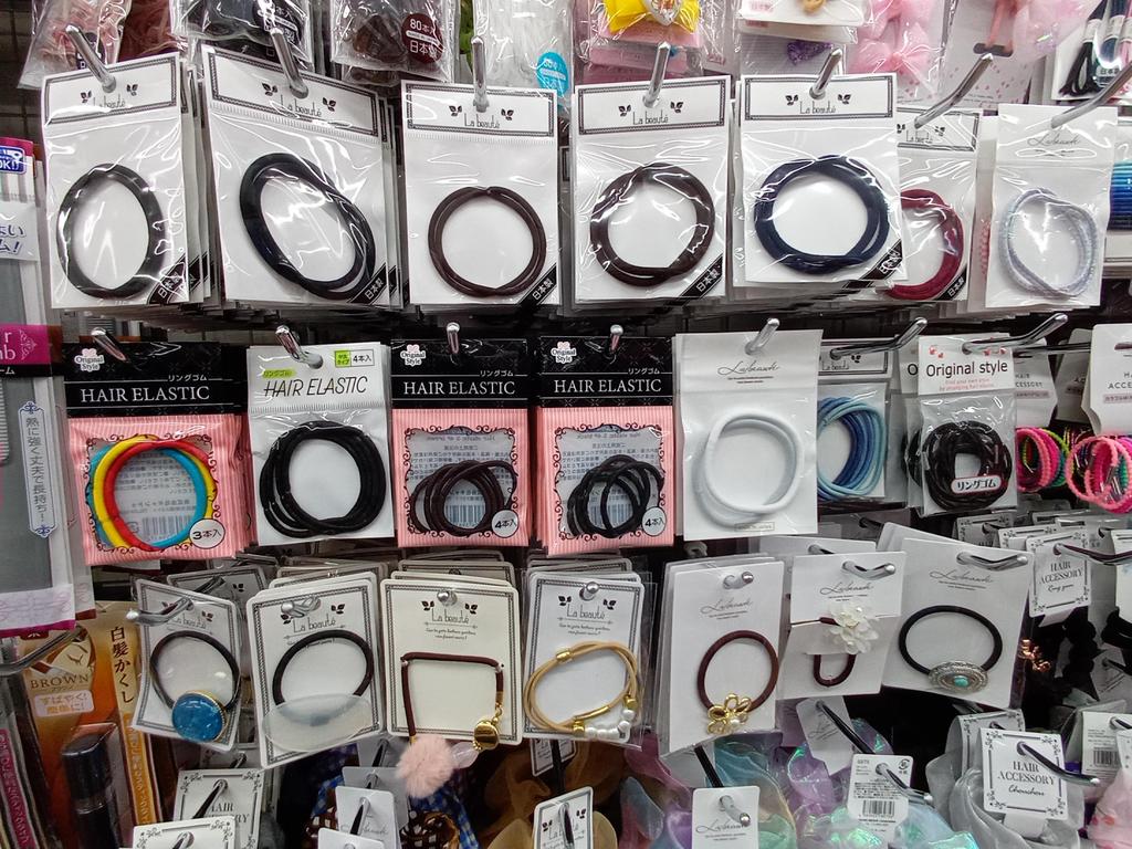 100円ショップで売ってるヘアバンドは重宝
