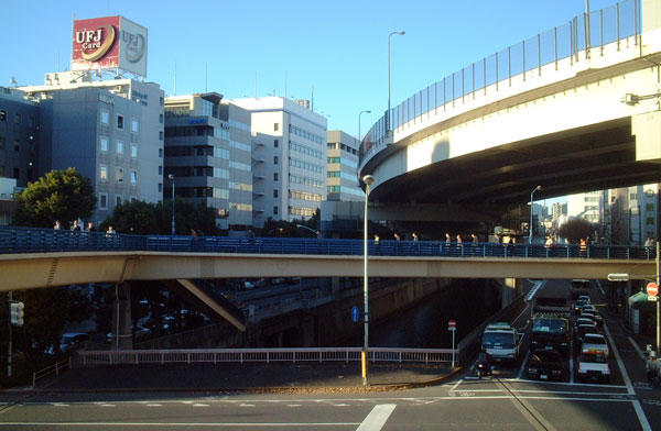 船河原橋の「通れない歩道」