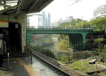 お茶の水駅から見たお茶の水橋。1998/4