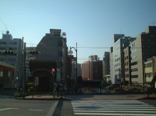 高橋右岸のJR八丁堀駅入り口