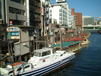 浅草橋から柳橋を望む。白い建物は浅草橋ベルモントホテル。広告欄参照。