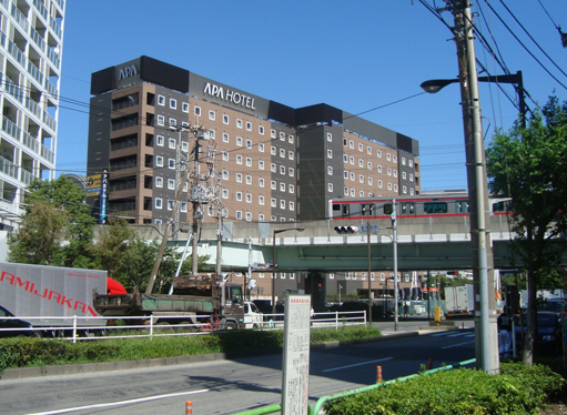 アパホテル<潮見駅前>と京葉線の高架