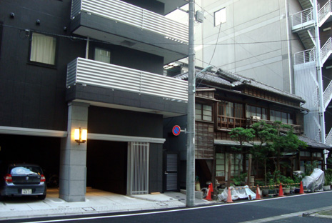 アパホテル<築地駅南>裏手と大宗旅館