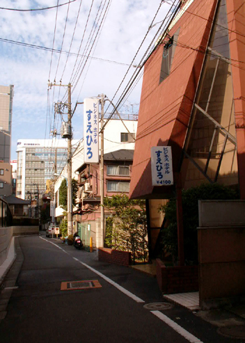 ビジネスホテル末広前から京王新宿追分ビルを望む