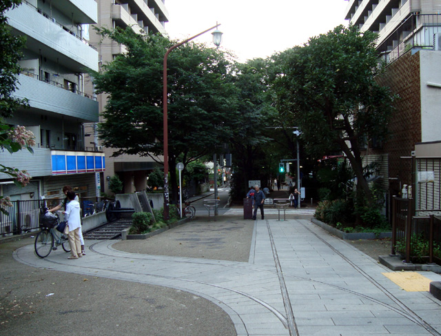 亀戸緑道公園と竪川人道橋の橋詰