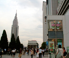新宿みやざき館KONNEのある「新宿サザンテラス」