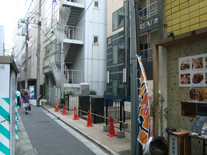 リトリート虎ノ門前の細い路地