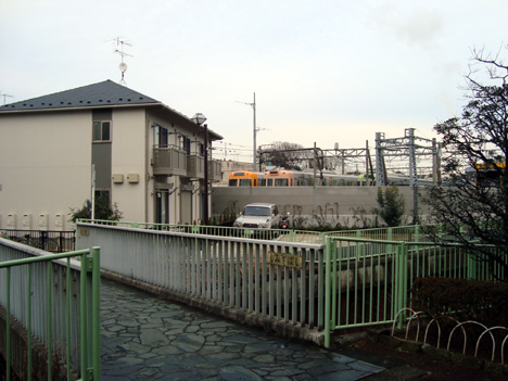 清水橋（神田川)と休息中の井の頭線電車