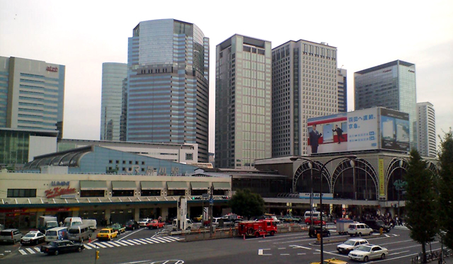品川駅高輪口と汐留エリアのビル群