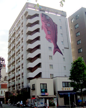 東急ステイ東銀座:壁面の巨大な魚のイラストが目印。