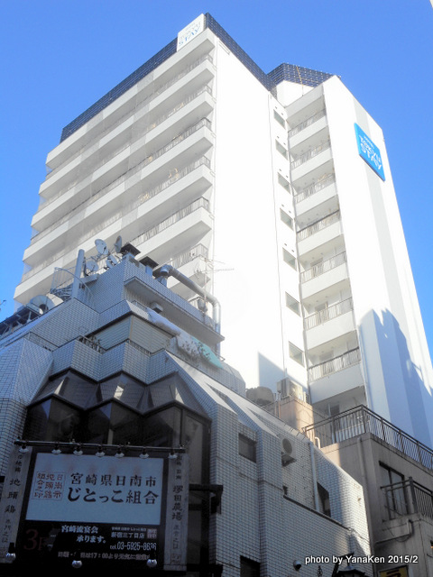 落成間近の東急ステイ新宿と足元の飲食店(2015/2)