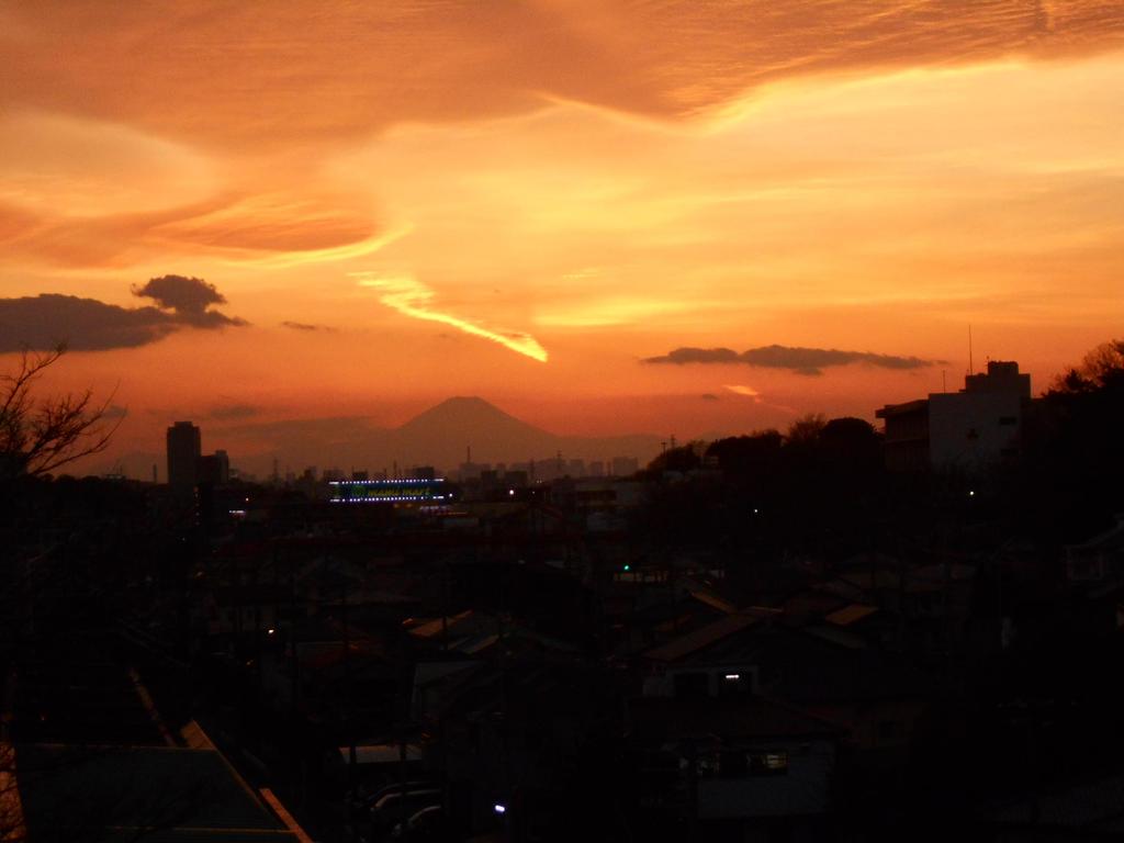 船橋市飯山満三丁目(月見台町会会館前)からの富士の夕景