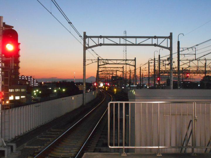 新鎌ヶ谷駅ホーム西端からの富士山・スカイツリーの眺め